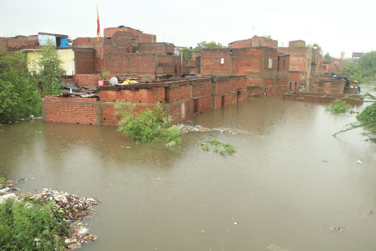 Jamshedpur News : बागबेड़ा के निचले क्षेत्र में 350 से अधिक घरों में घुसा पानी, प्रभावित लोग रिश्तेदारों के यहां ले रहे शरण, देखें तस्वीर