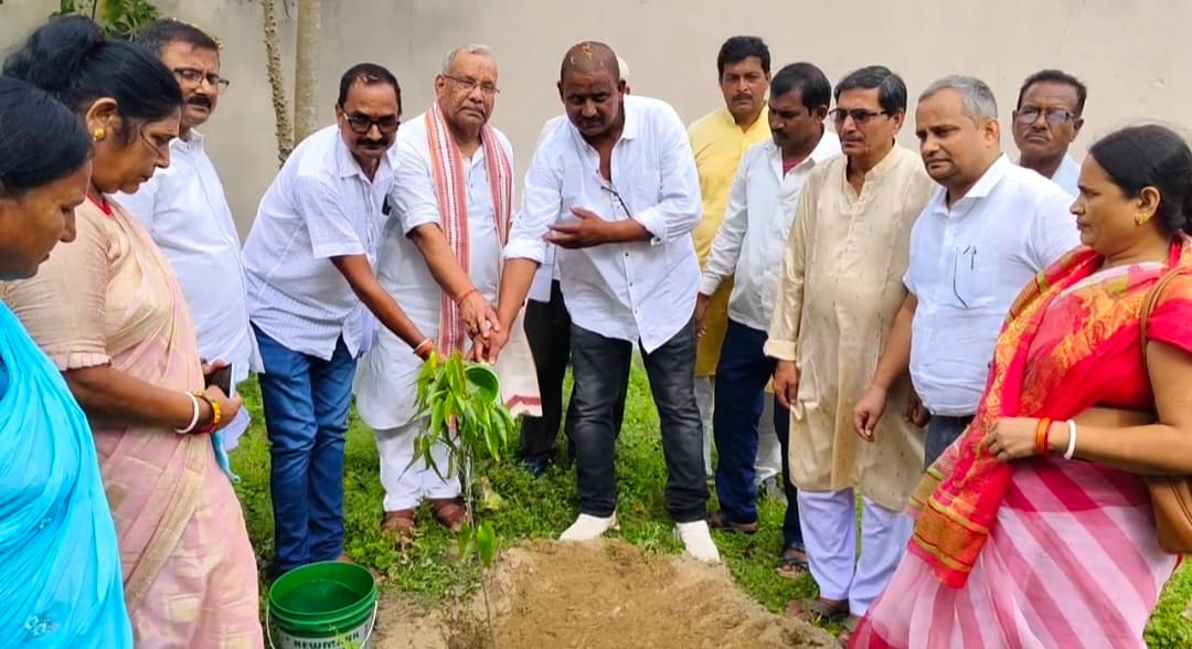 एक पेड़ मां के नाम अभियान तहत पूर्व डिप्टी सीएम ने पौधरोपण किया