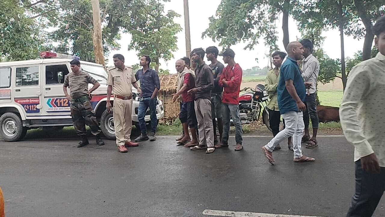 तेज रफ्तार बालू लदी हाइवा अनियंत्रित होकर पलटी