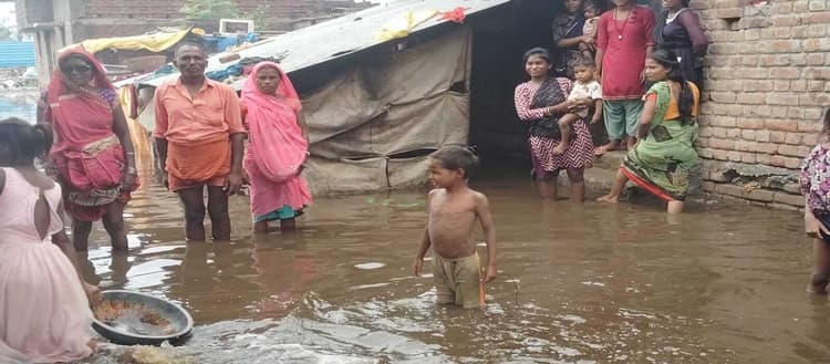 बारिश का पानी घर में घुसा, अधिकारियों से लगायी गुहार