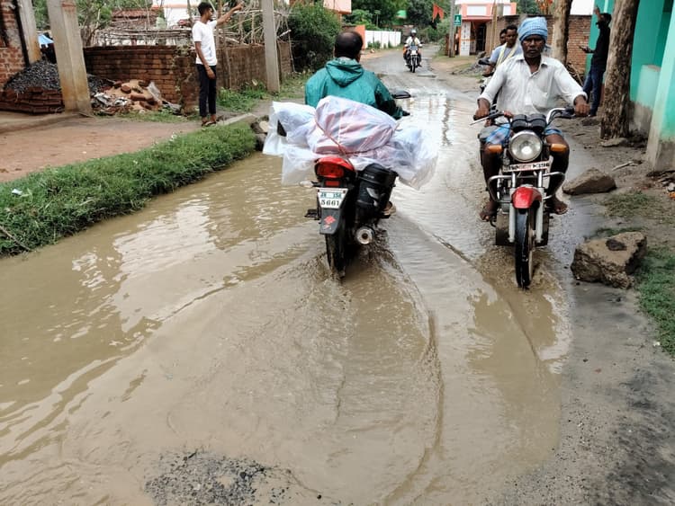 Deoghar news : रोशन मोड़ से मोहबदिया तक मुख्य सड़क जर्जर, जलजमाव से वाहन चालकों को होती है परेशानी
