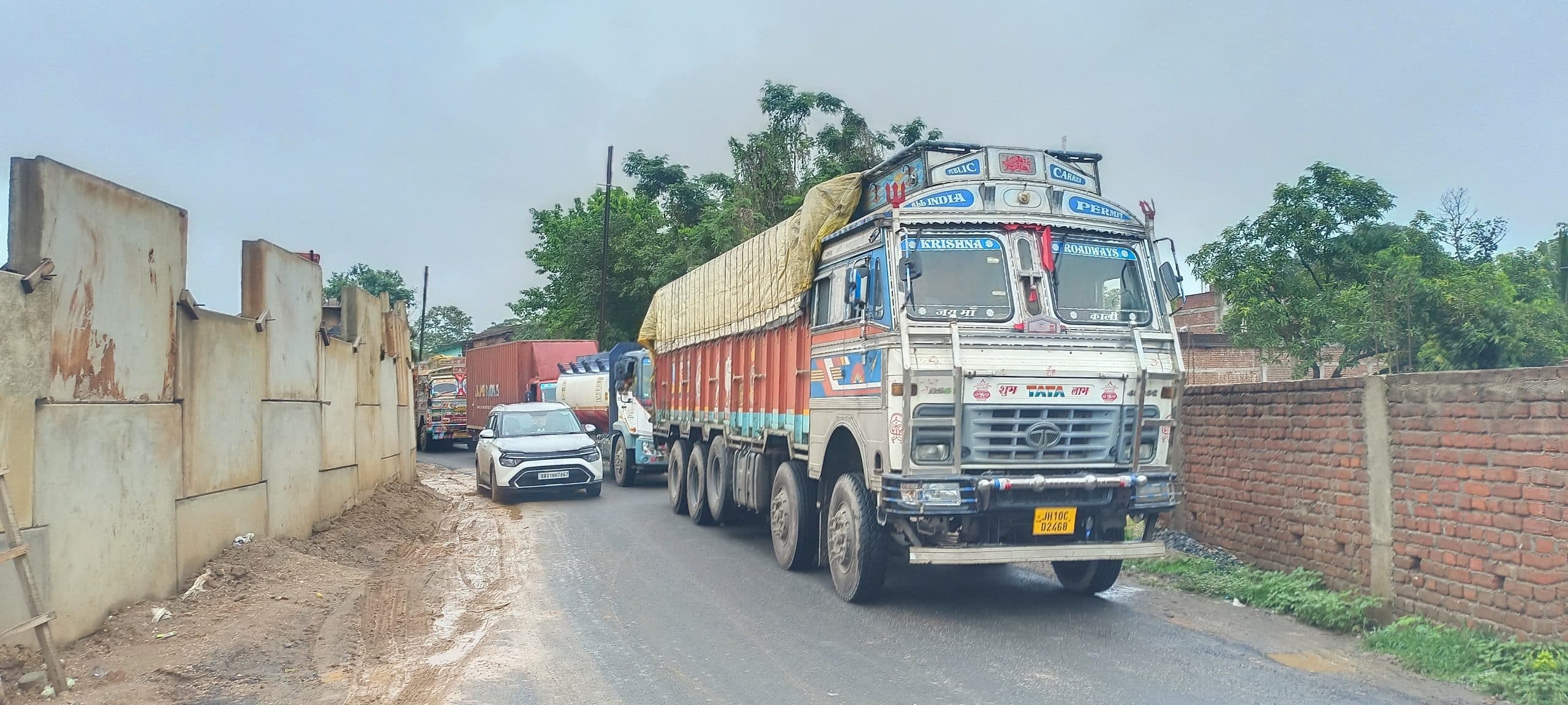 Deoghar News : सत्संग-भिरखीबाद मुख्य पथ दो घंटे जाम, फंसे रहे एम्स जाने वाले मरीज