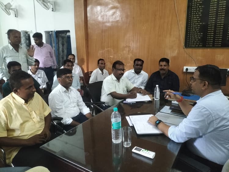 बाढ़ को लेकर अलर्ट रहें अधिकारी: एसडीओ