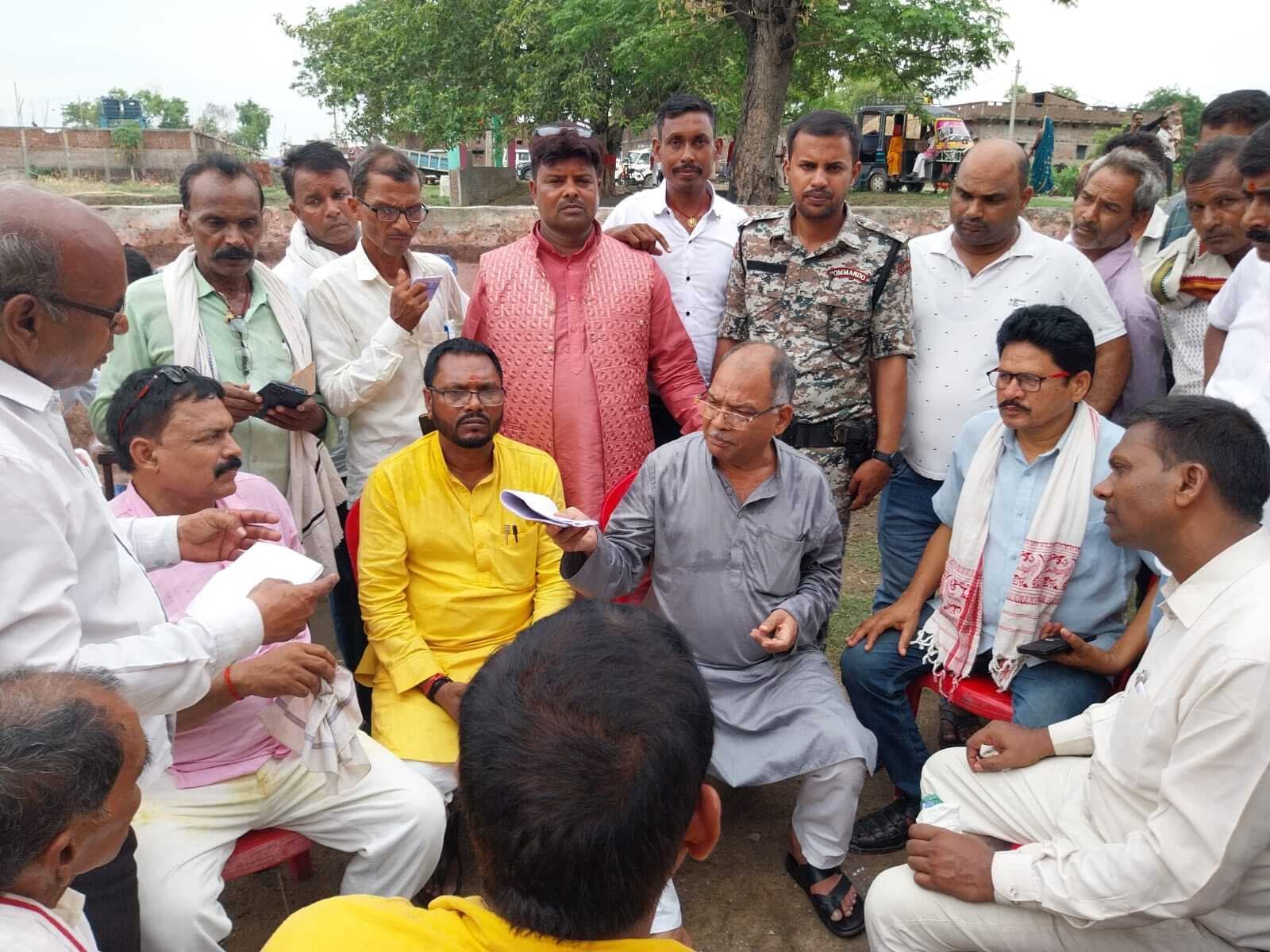 विस्थापित किसानों व मजदूरों को कई लाभों से रखा गया वंचित