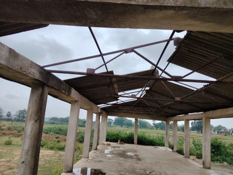 Deoghar news : देवीपुर : अमडीहा पंचायत के हाट में लगे शेड जर्जर, ग्रामीणों ने की मरम्मत करने की मांग