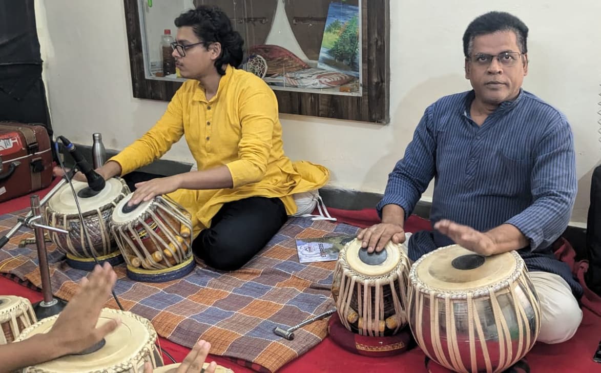 समर कैंप कार्यशाला में वाद्य यंत्र तबले पर बच्चों ने दिये थाप