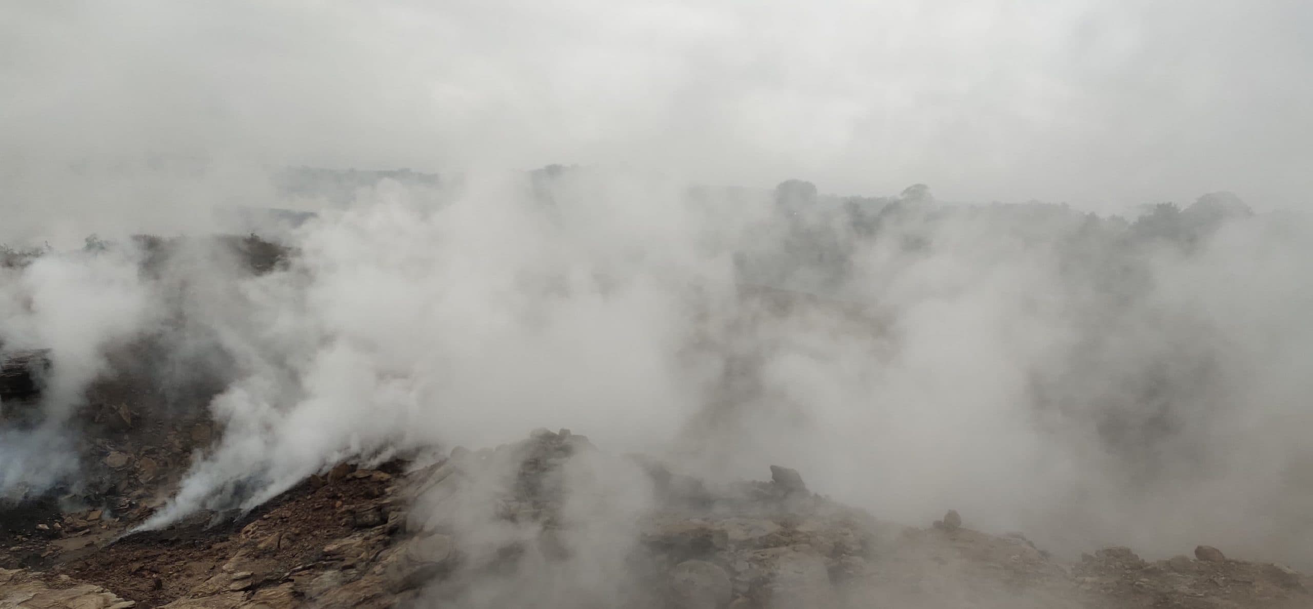 बंद खदान सहित अन्य जगहों से निकल रहा है दमघोंटू धुआं