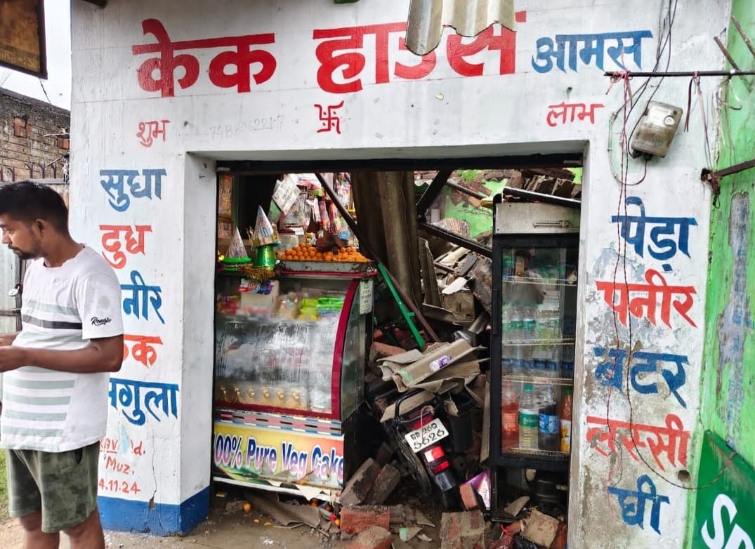 बारिश से दुकान पर रेलिंग गिरने से हजारों की क्षति