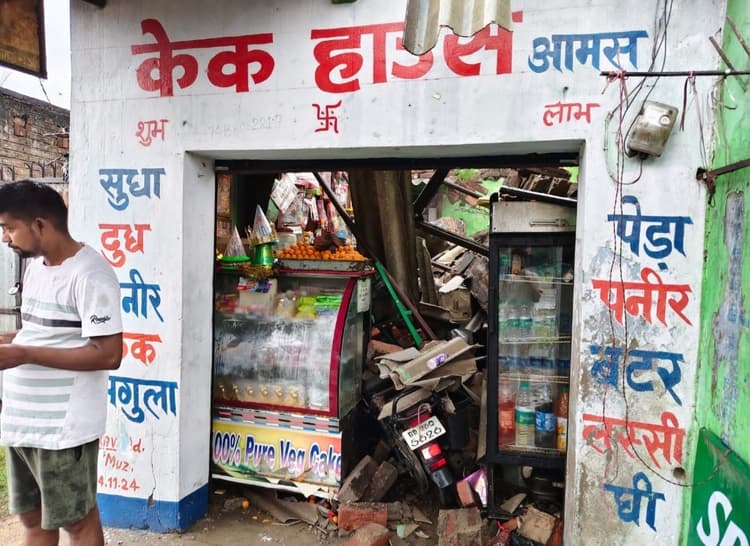 बारिश से दुकान पर रेलिंग गिरने से हजारों की क्षति