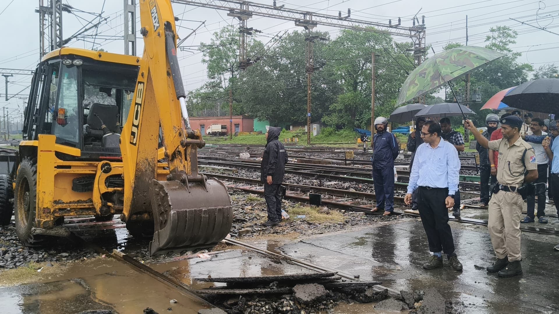 Jamshedpur news. भारी बारिश के कारण दक्षिण पूर्व रेलवे के जीएम नहीं जा सके झारसुगोड़ा, अचानक टाटानगर पहुंचे