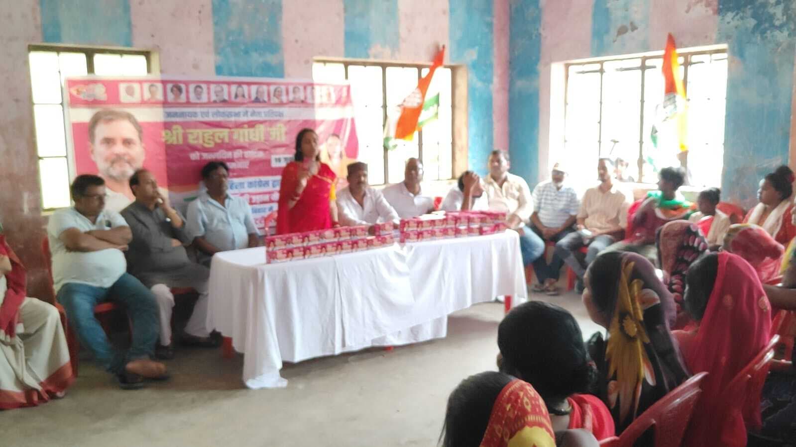 प्रियदर्शिनी उड़ान योजना के तहत सैकड़ों महिलाओं के बीच सैनिटरी पैड का किया वितरण