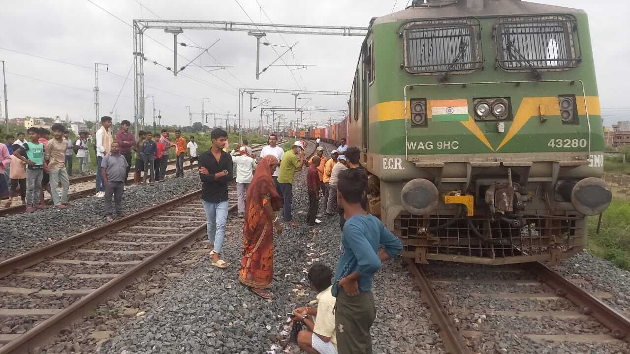 कटे भैंस का रेलवे ट्रैक पर पड़ा रहा मलबा, एक घंटे विलंब से चली वंदे-भारत एक्सप्रेस