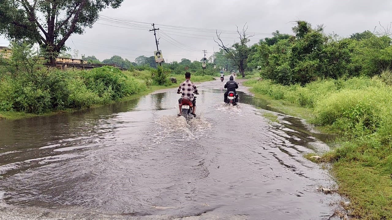 भारी बारिश से बिजली-पानी प्रभावित, नदियों में उफान, सड़कों पर जलजमाव