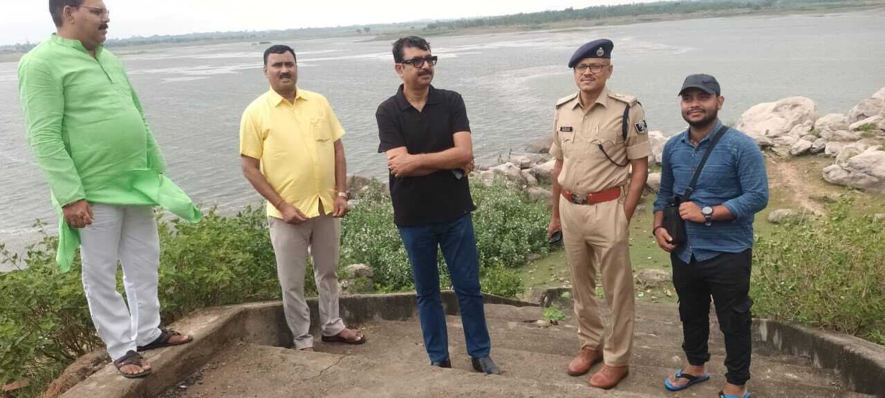 डीएम, एसपी ने नागी पक्षी आश्रयणी का किया निरीक्षण