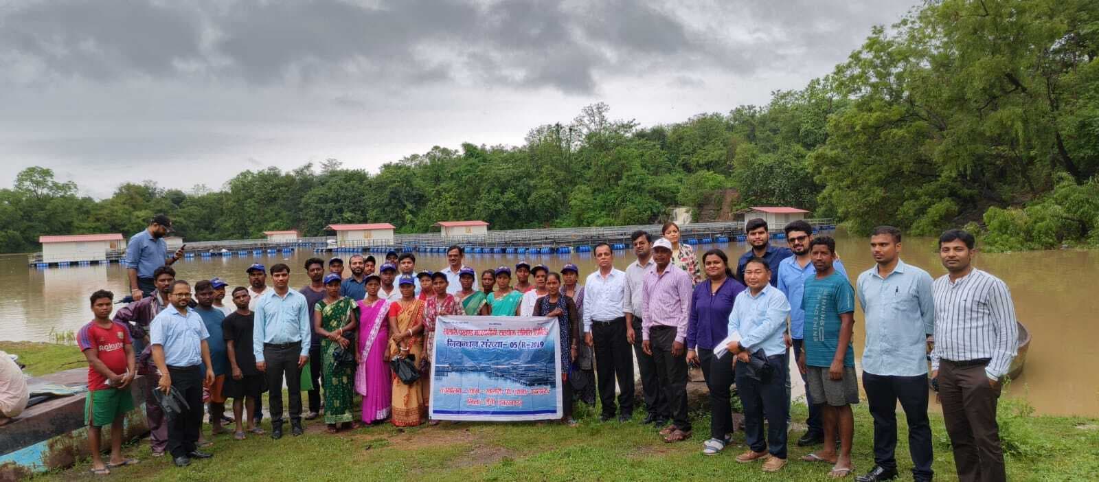 कोल इंडिया के अधिकारियों ने किया केज कल्चर का निरीक्षण