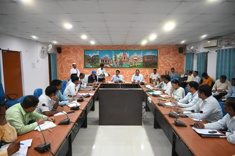 राजस्व संग्रहण से जुड़ी सभी प्रक्रियाओं में पारदर्शिता व गति लायें : डीसी