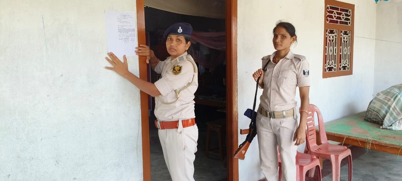 आरोपित के घर पर चिपकाया इश्तेहार