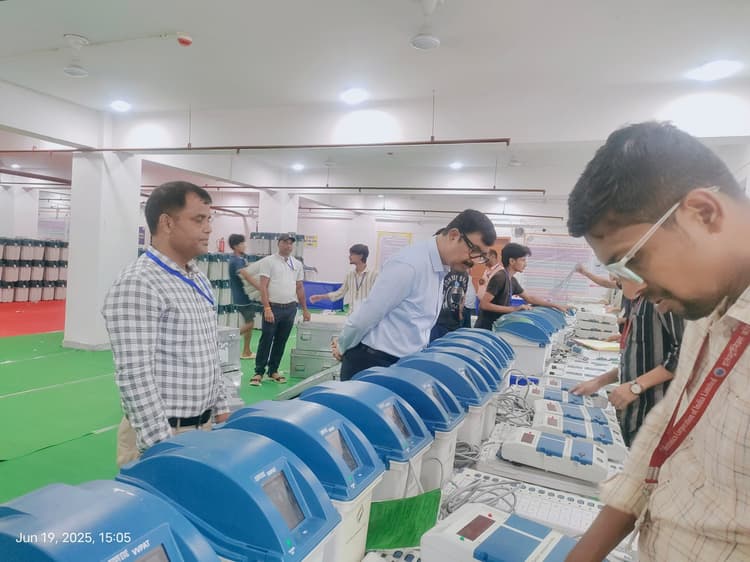 जिला निर्वाचन पदाधिकारी श्री नवीन ने सोनपे वेयरहाउस का किया निरीक्षण