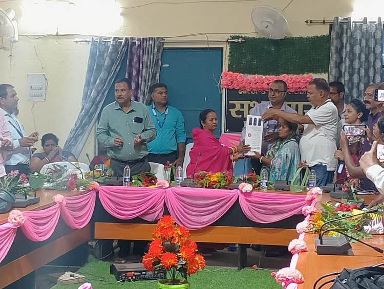 Deoghar news : 166 आंगनबाड़ी केंद्रों की सेविकाओं के बीच हाइटेक म्यूजिक सिस्टम का वितरण