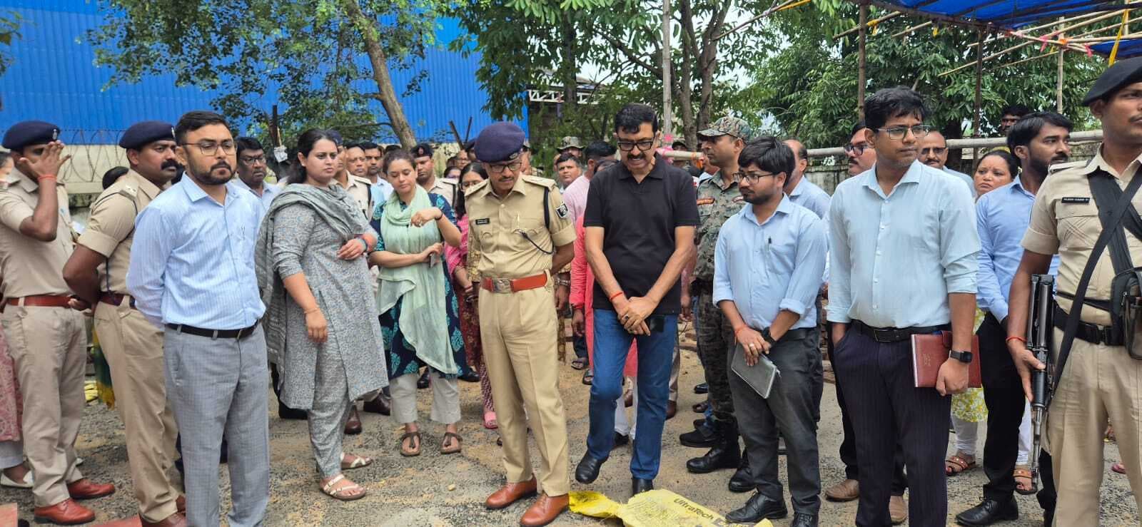 सीएम के संभावित दौरे को लेकर डीएम-एसपी ने नयागांव समाधि स्थल का किया निरीक्षण