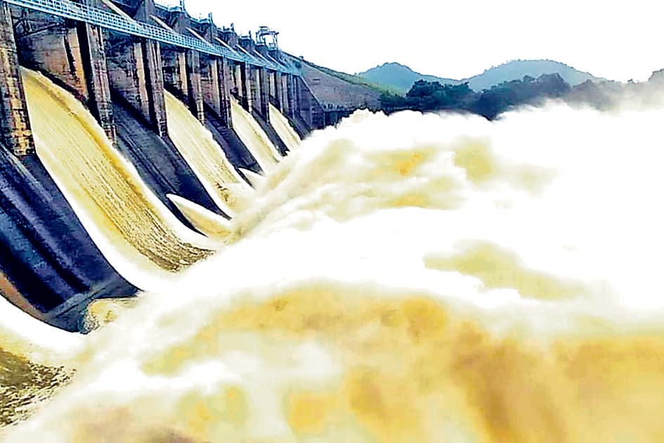 पंचेत से छोड़ा गया 28000 क्यूसेक व मैथन से 7000 क्यूसेक पानी