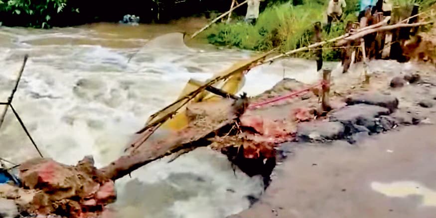 पूर्व बर्दवान के आनगुना ग्राम में टूटी पुलिया, 10 गांवों का संपर्क टूटा