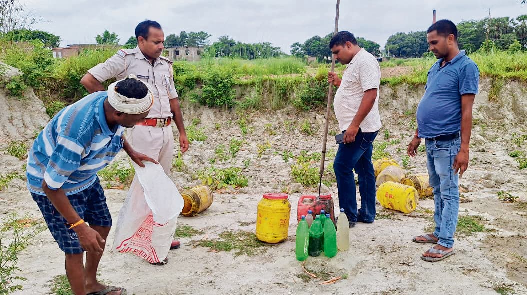 Gopalganj News : बैकुंठपुर के दियारे में चल रही थी शराब की भट्ठी, पुलिस ने किया ध्वस्त
