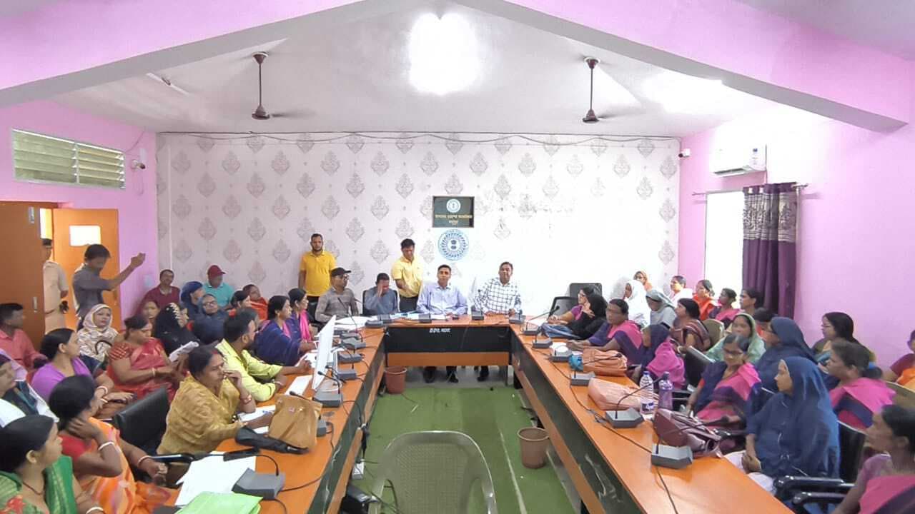 Deoghar news : बीएलओ व सुपरवाइजर को मतदान केंद्रों का ले-आउट बनाने का दिया प्रशिक्षण