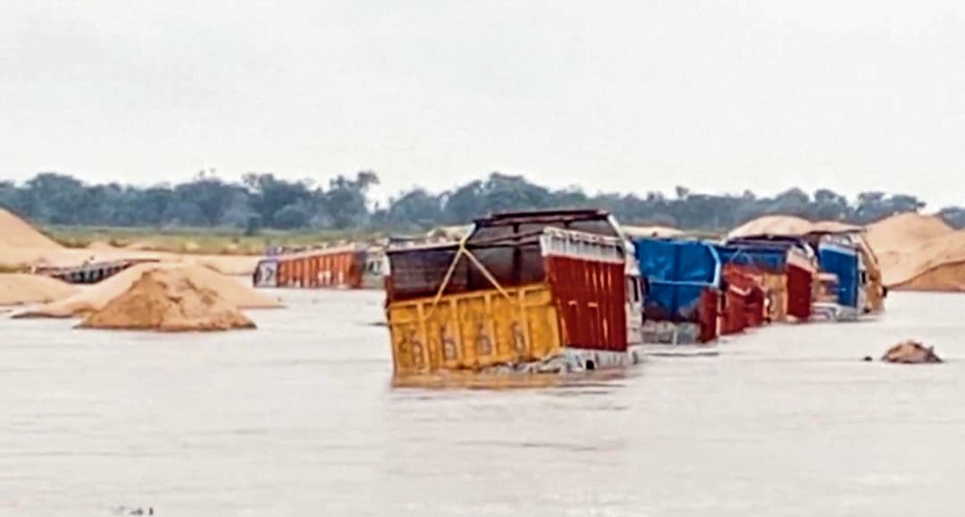 नदी में जलस्तर बढ़ने से बालू घाट में फंसे 15 वाहन व जेसीबी