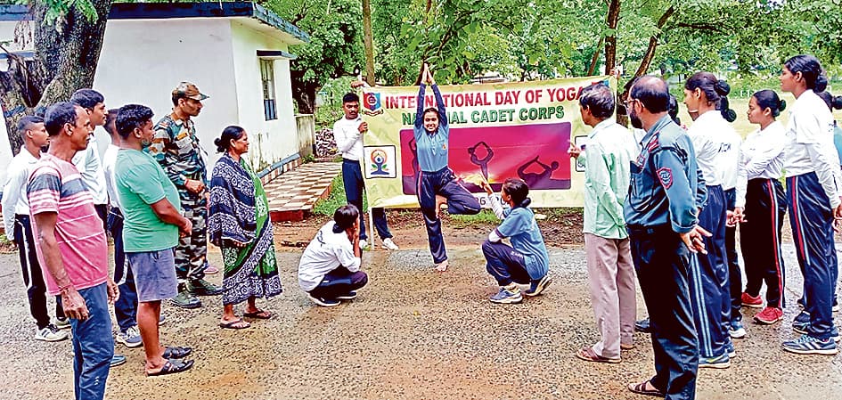 बांकुड़ा क्रिश्चियन कॉलेज के एनसीसी कैडेटों ने योग दिवस को लेकर निकाली पदयात्रा