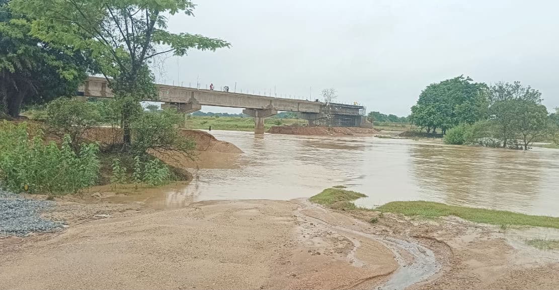 बीरगोड़ा नदी में  बना डायवर्सन बहा