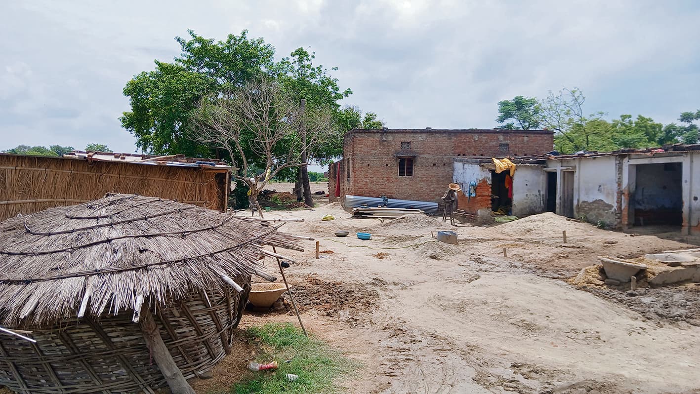 Gopalganj News : फुलवरिया पहुंचे हथुआ एसडीओ और एसडीपीओ, मदरवानी कांड की जांच की