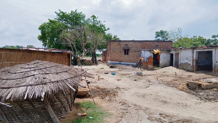 Gopalganj News : फुलवरिया पहुंचे हथुआ एसडीओ और एसडीपीओ, मदरवानी कांड की जांच की