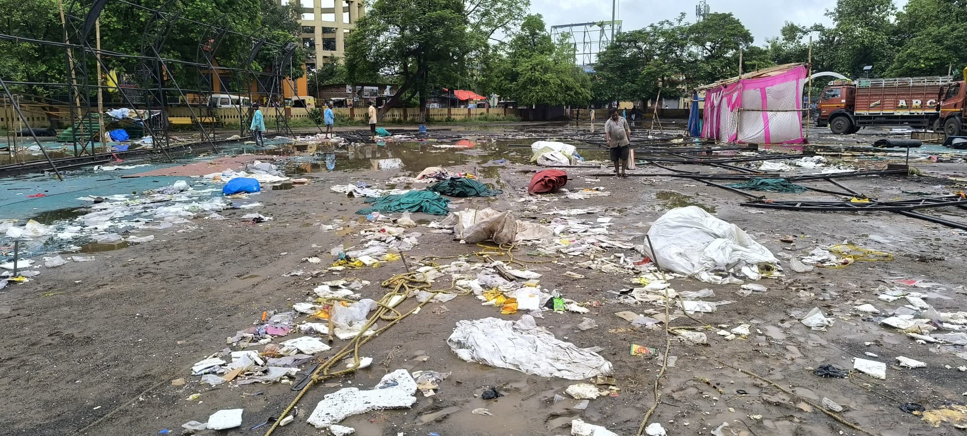 Giridih News :झंडा मैदान की गंदगी और बारिश ने बदला योग दिवस कार्यक्रम का स्थान