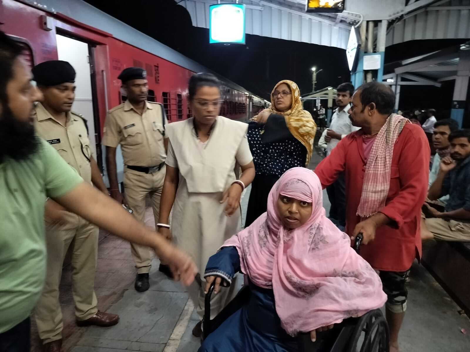ट्रेन में प्रसव पीड़ा के बाद महिला को पहुंचाया मधुपुर अनुमंडल अस्पताल, मां और बच्चा सुरक्षित