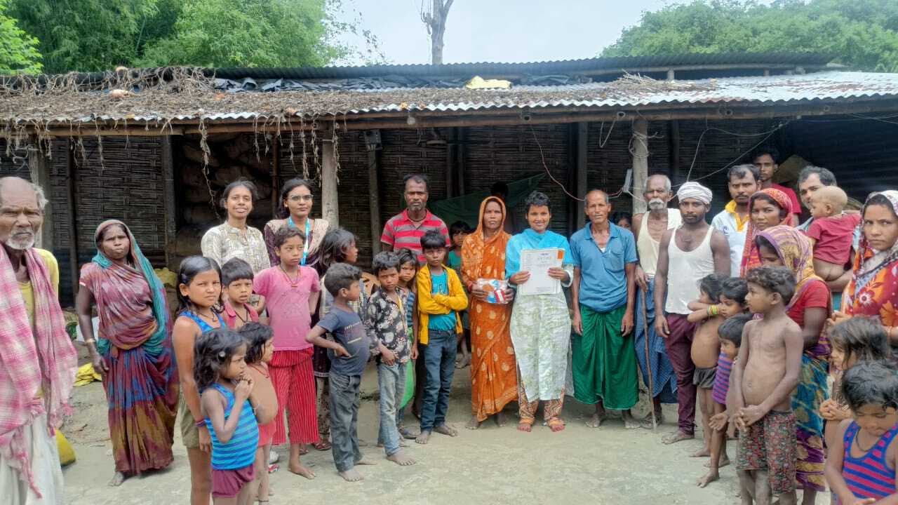 घर से भटकी विक्षिप्त युवती पहुंची अपने घर