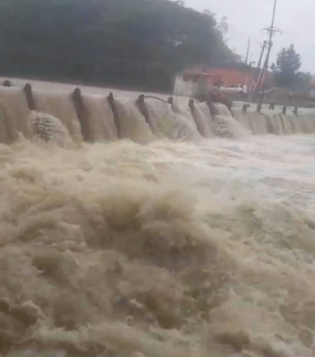 पोटपोटो पुल के उपर से बह रहा पानी