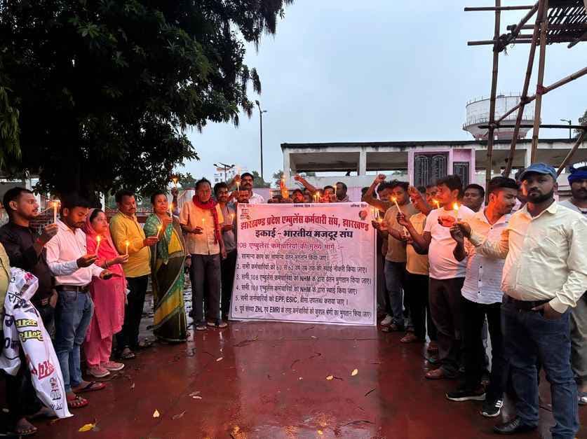 108 एंबुलेंस के कर्मियों ने मांगों को लेकर निकाला कैंडल मार्च