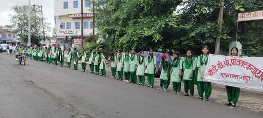 सड़क सुरक्षा के प्रति जागरूक करने के लिए निकाली रैली