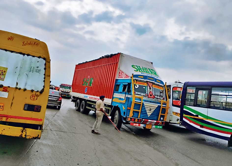 Gaya News : सड़क निर्माण से घरों में घुसा पानी, लोगों ने किया जाम