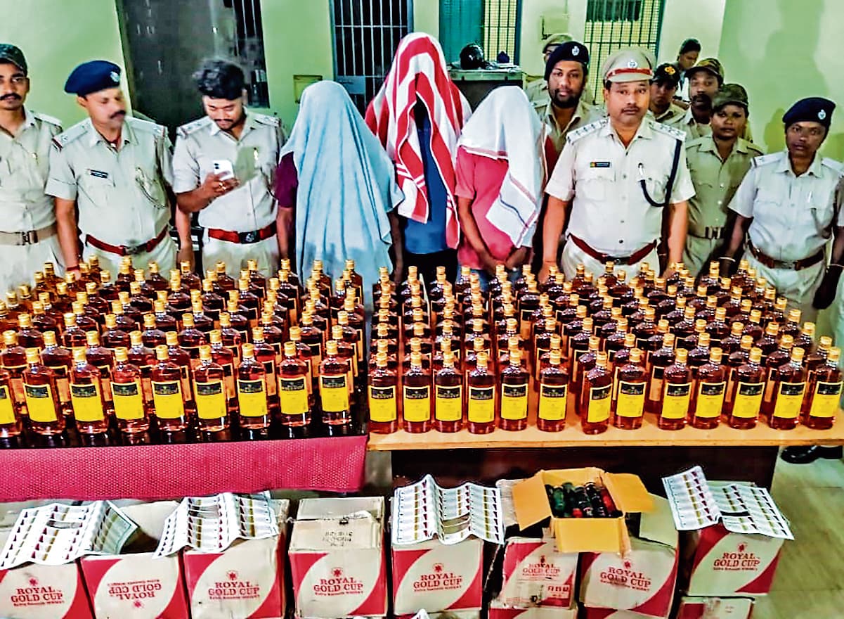 Rourkela News: ढाई लाख रुपये की नकली विदेशी शराब जब्त, तीन गिरफ्तार