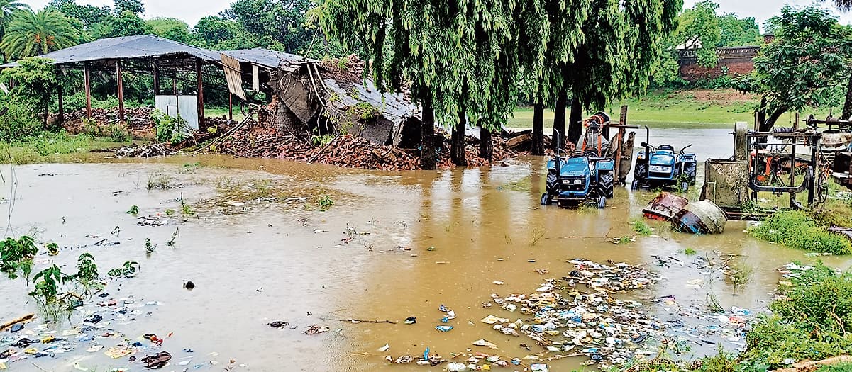 Chaibasa News : चक्रधरपुर के सैकड़ों घरों में घुसा बारिश का पानी, क्षति