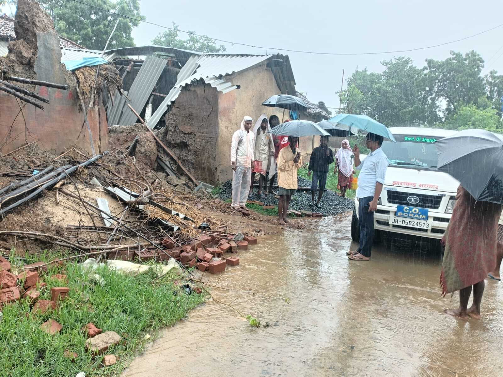 East Singhbhum News : मिट्टी का घर धंसने से मां के साथ दो बेटियां दबीं, गंभीर