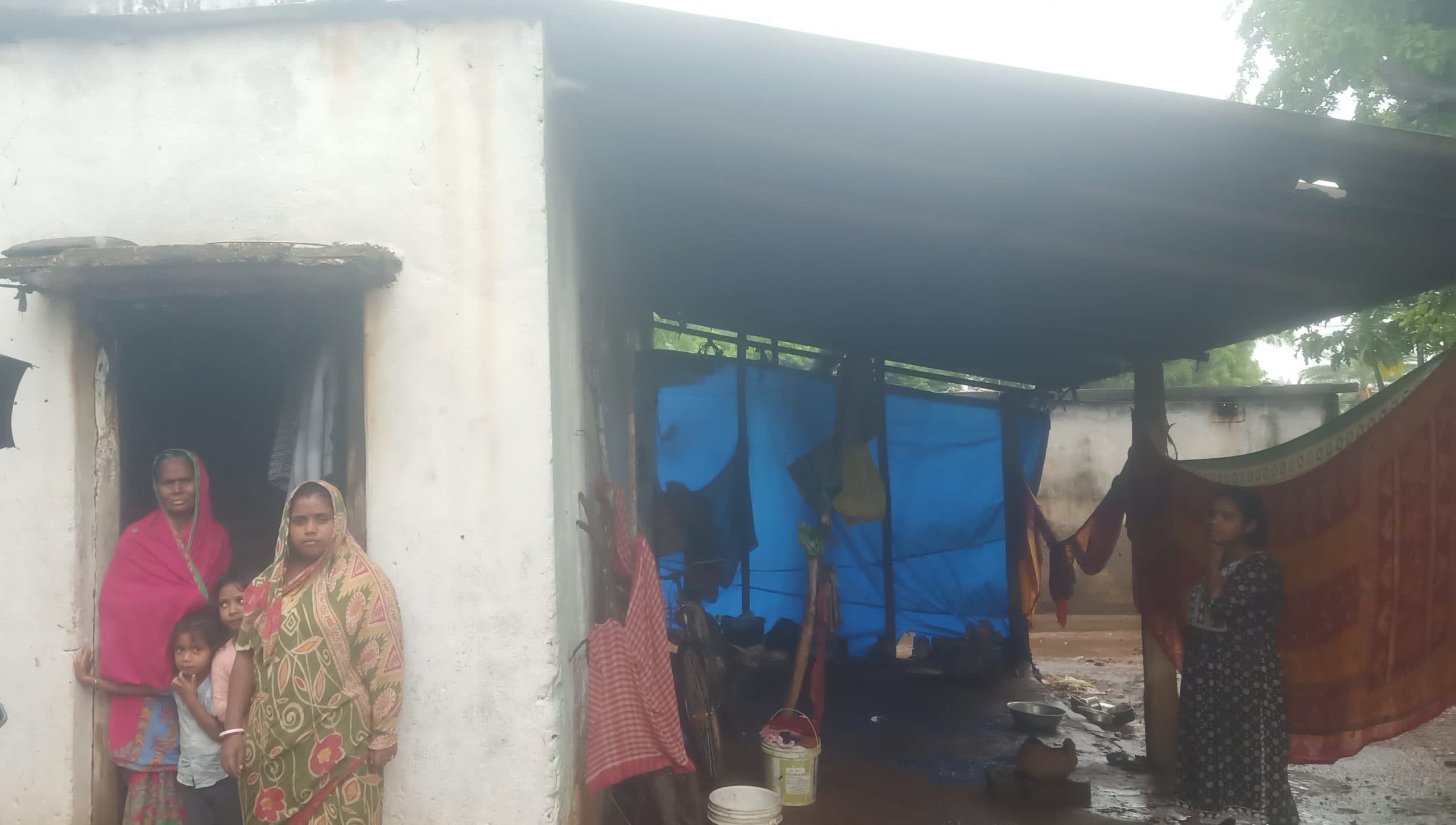 East Singhbhum News : जर्जर आवास में मौत के साये में जी रहा परिवार