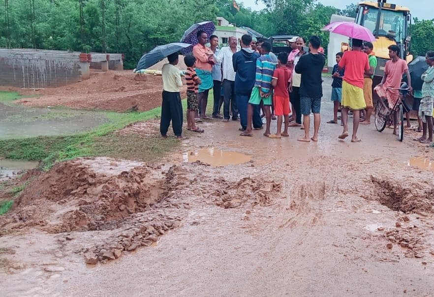 East Singhbhum News : पाइप बिछाने से रोड व खेत खराब, आक्रोश