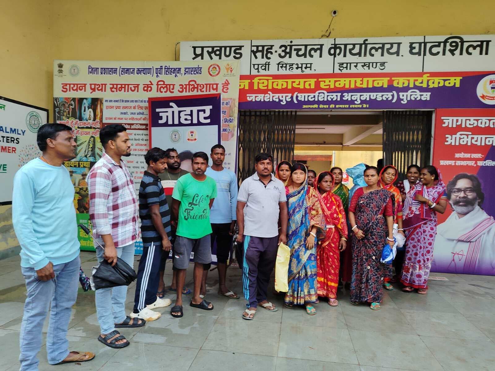 East Singhbhum News : सुसनीजोबनी के ग्रामीणों ने सरकारी रास्ता रोकने पर सीओ को सौंपा ज्ञापन