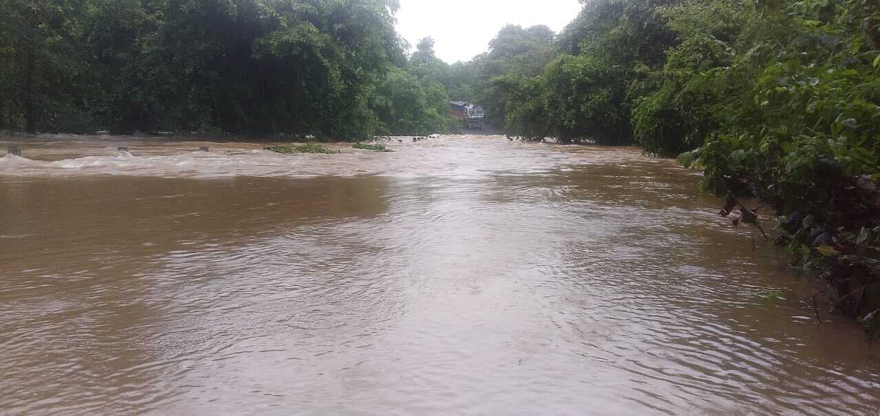 East Singhbhum News : भारी बारिश से सातगुड़ूम पुल डूबा झारखंड से बंगाल का संपर्क कटा