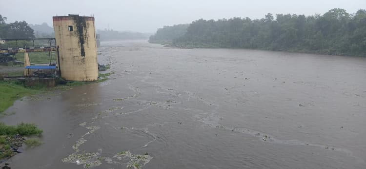 Bokaro News : तीन दिनों से हो रही बारिश से जनजीवन अस्त-व्यस्त