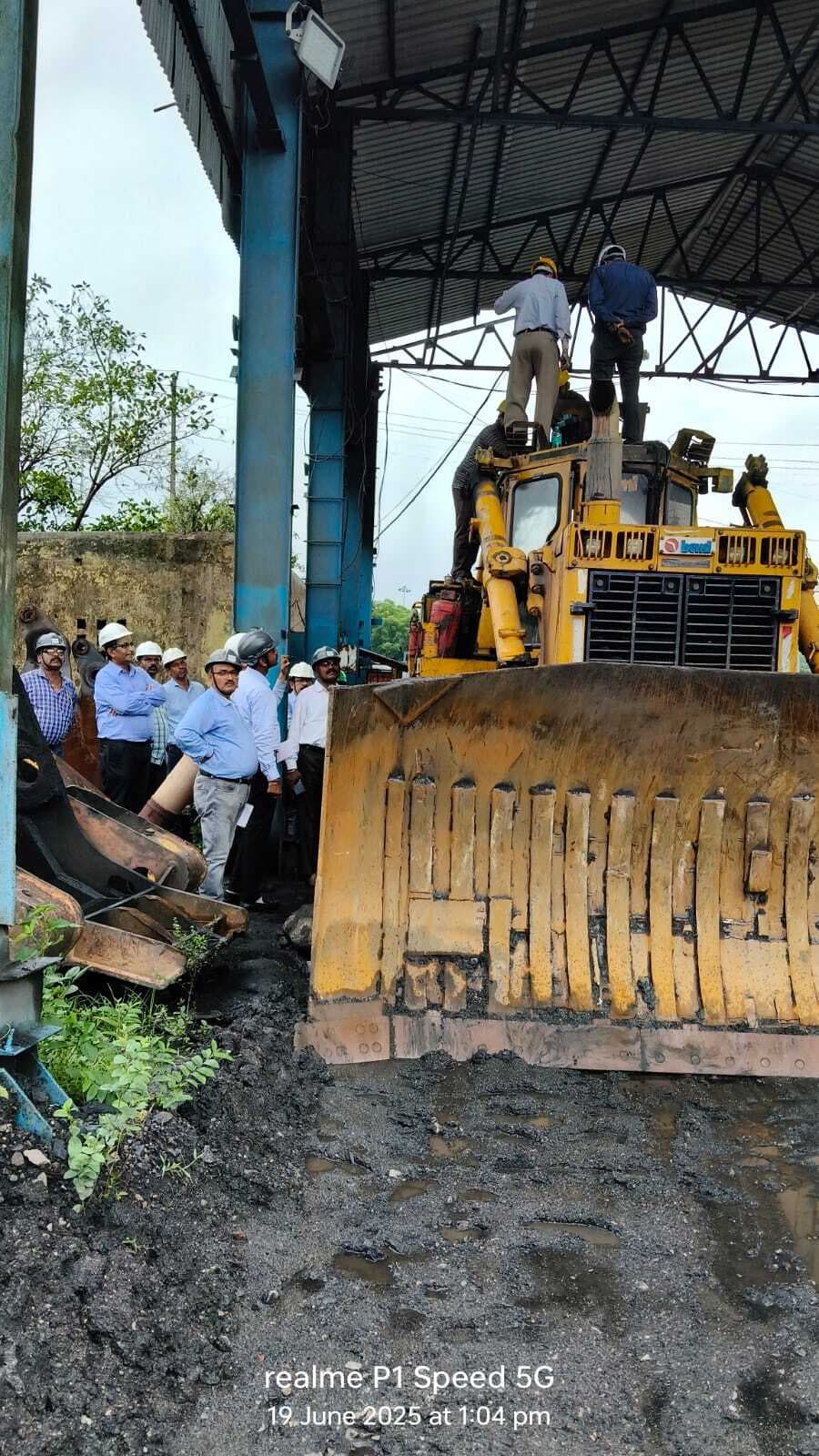 Bokaro News : डोजर में आग लगने की घटना की सेफ्टी बोर्ड सदस्यों ने की जांच