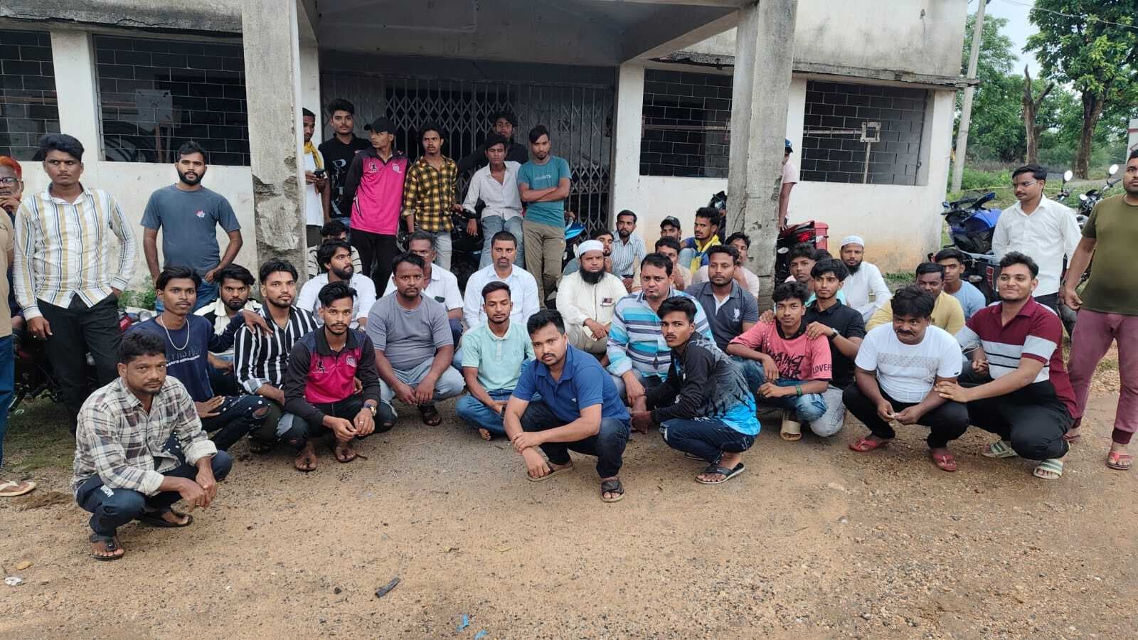 Giridih News: लचर बिजली स्पालाई के विरोध में धरना पर बैठे ग्रामीण